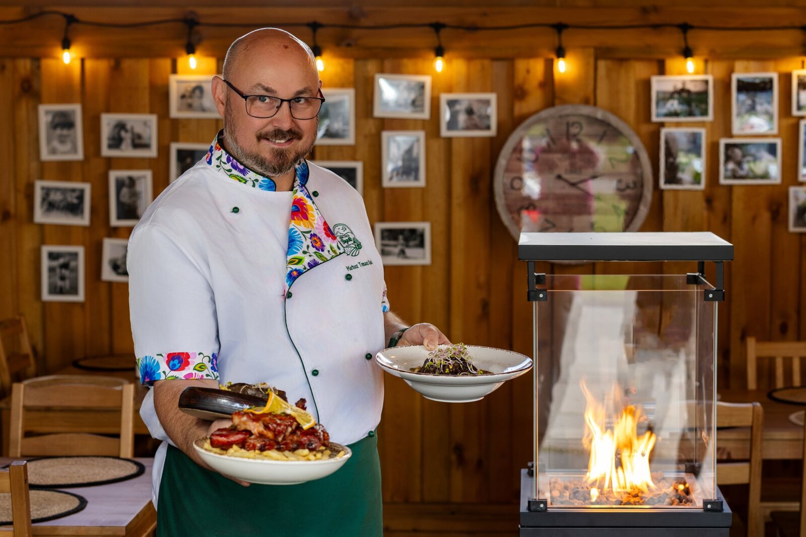 Mariusz Kuś prezentujący dania