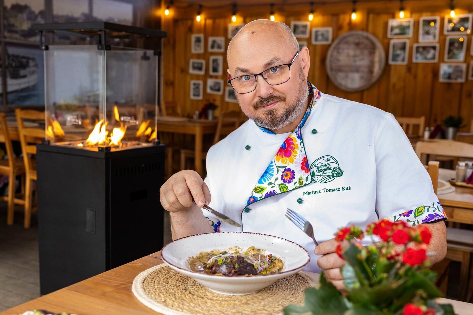 Mariusz Kuś w restauracji Czym Chata Bogata